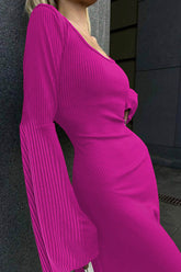 Geripptes Kleid mit ausgestellten Ärmeln und Bindeband hinten